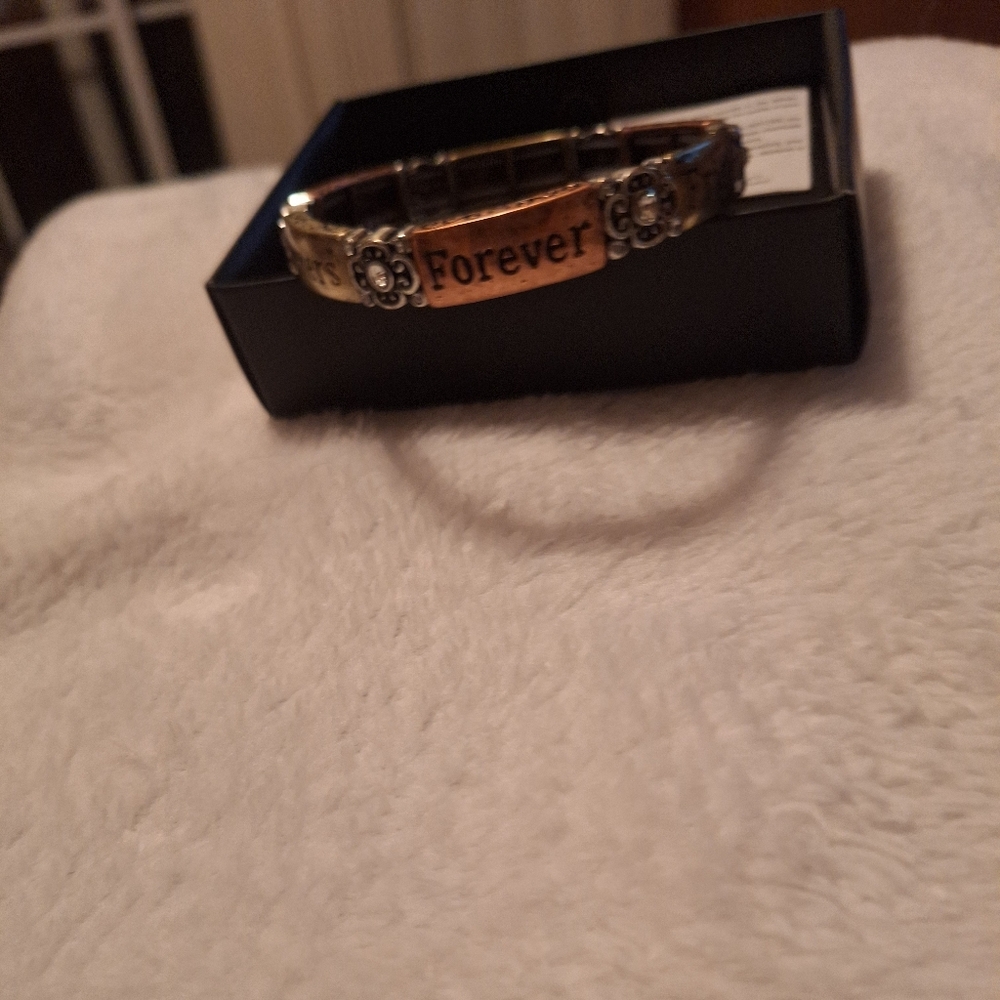 Avon- Loving Family Stretch Braclet Sister/friends NWOT